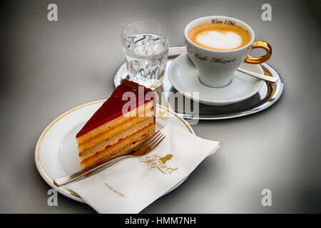 Vue rapprochée d'une Tarte fine de Landtmann avec une machine à expresso et d''eau minérale, café Mozart, Vienne, Autriche Banque D'Images