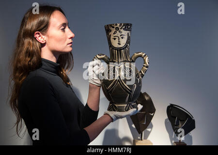Londres, Royaume-Uni. 17 janvier 2017. Céramiques de Pablo Picasso. Mayoral présente une exposition inspirée par le pavillon espagnol à l'Exposition de Paris 1937 Internationaledes Arts et Techniques dans la vie moderne, pour commémorer les 80 ans depuis son inauguration. Le pavillon d'origine a marqué un moment crucial pendant la guerre civile espagnole (1936-1939), avec la République espagnole de l'utiliser comme plate-forme pour montrer au reste du monde les atrocités qui ont eu lieu en Espagne. L'exposition est présentée du 18 janvier au 10 février 2017 au Mayoral galerie dans St James's. Banque D'Images