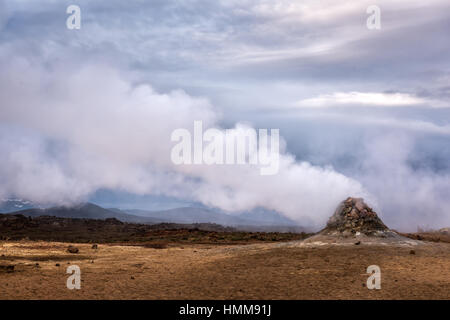 Fumeurs fumerolles sur Hverarond Valley, au nord de l'Islande, de l'Europe. Banque D'Images