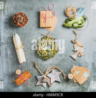 Des objets de Noël sur fond de table de béton gris, vue du dessus Banque D'Images