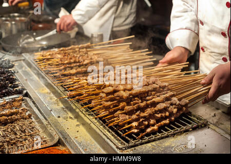 La viande grillée sur des bâtons au marché de nuit de wangfujing, Beijing Banque D'Images