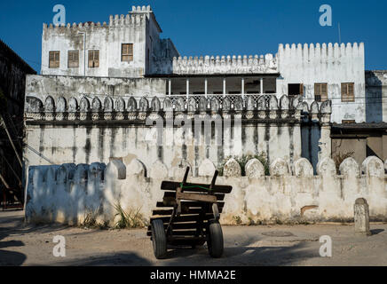 L'ancien bâtiment près de le musée du palais à Stone Town, Zanzibar, Tanzanie Banque D'Images