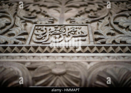 La porte en bois d'un bâtiment à Stone Town, Zanzibar, Tanzanie Banque D'Images