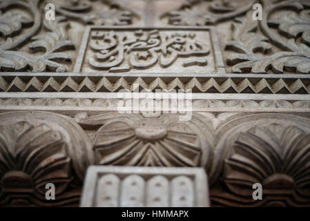 La porte en bois d'un bâtiment à Stone Town, Zanzibar, Tanzanie Banque D'Images