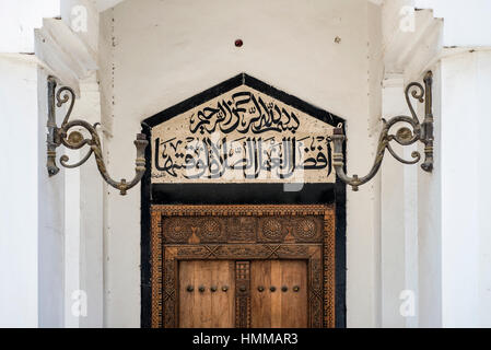 La porte en bois d'un bâtiment à Stone Town, Zanzibar, Tanzanie Banque D'Images