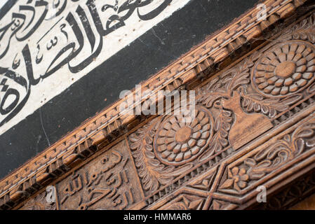 La porte en bois d'un bâtiment à Stone Town, Zanzibar, Tanzanie Banque D'Images