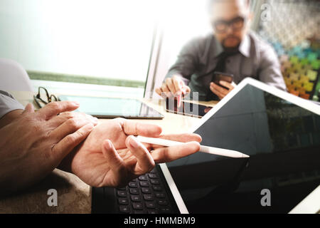 Deux collègue concepteur web discuter et de données d'accueil pour PC tablette numérique clavier et l'ordinateur portable avec téléphone intelligent et de conception sur le schéma en 24, Banque D'Images