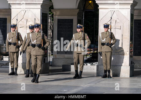 Soulagé soldats dans le cadre de la relève de la garde du bataillon représentant de l'armée polonaise, de retourner dans leurs casernes sur la tombe du Banque D'Images