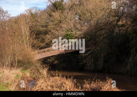 Passerelle sur la Loutre de rivière, à Otterton,Devon sur le "Sentier des castors'. Banque D'Images