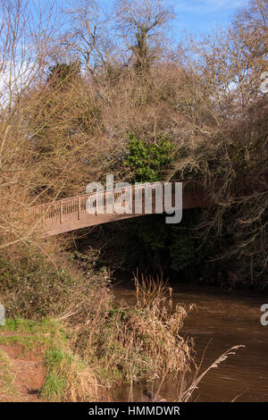 Passerelle sur la Loutre de rivière, à Otterton,Devon sur le "Sentier des castors'. Banque D'Images