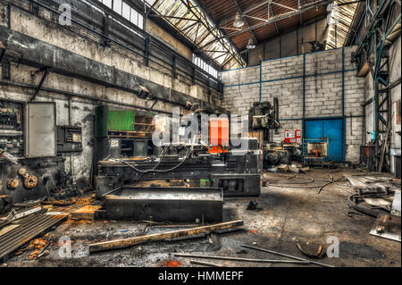 Les machines industrielles en usine abandonnée Banque D'Images