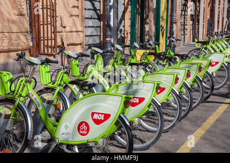 BUDAPEST, HONGRIE - le 22 février 2016 : Vert des vélos à une station d'accueil pour location à Budapest, Hongrie. Budapest est dotée d'un système de partage de vélos publics ca Banque D'Images