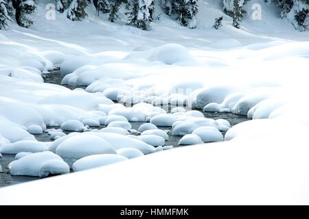 Libre de glace-neige en hiver la rivière de montagne lié Banque D'Images