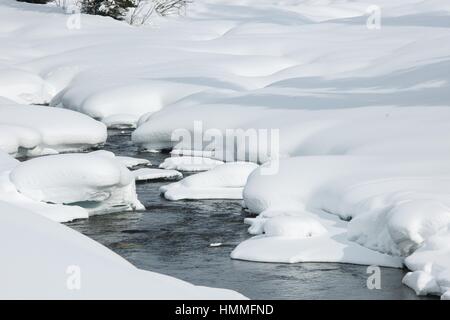 Libre de glace-neige en hiver la rivière de montagne lié Banque D'Images