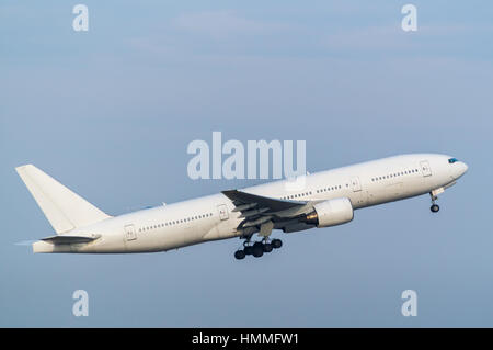 Boeing 777-200 décollant de l'aéroport. Banque D'Images