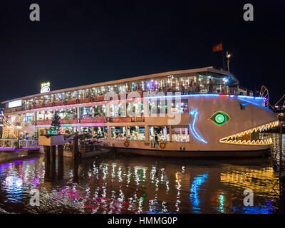 Restaurant flottant sur la rivière Saigon à Ho Chi Minh, Vietnam. Banque D'Images