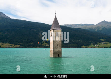 Le Vieux clocher de l'église de Reschen qui dépasse de la lac réservoir, Italie Reschen Banque D'Images