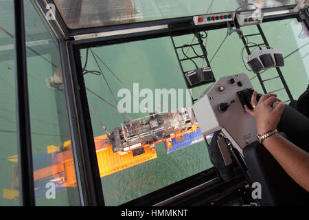 ROTTERDAM - SEP 8 : bras de grue portuaire Opérateur déplace un deux conteneurs le Sep 8, 2013 à Rotterdam, Pays-Bas. Le port est le plus important en Europe et Banque D'Images