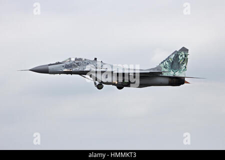 À Gilze Rijen, Pays-Bas - le 21 juin : l'Armée de l'air slovaque MiG-29 solo display à la Force aérienne néerlandaise Journée portes ouvertes le 21 juin 2014 à Gilze R Banque D'Images