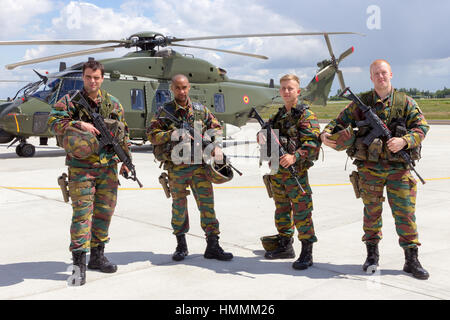 BEAUVECHAIN, BELGIQUE - 20 MAI 2015 : des soldats de l'armée belge en face de la nouvelle au cours de l'hélicoptère NH90 THPU exercice. THPU est un hélicoptère annuel Banque D'Images