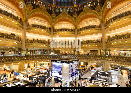 PARIS, FRANCE - Le 18 juin 2015 : l'intérieur des Galeries Lafayette à Paris. L'architecte Georges Chedanne a conçu le magasin où un verre Art Nouveau Banque D'Images