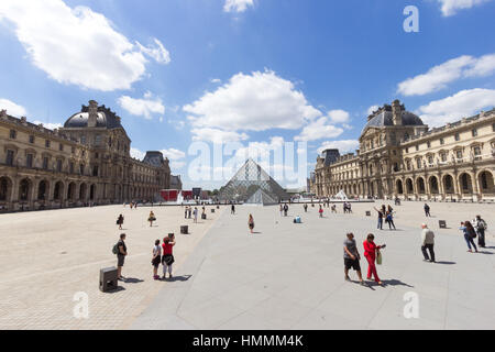 PARIS, FRANCE - 19 juin 2015 : point de vue sur la cour intérieure du musée du Louvre. Le musée est l'un des plus grands musées et les plus populaires tou Banque D'Images