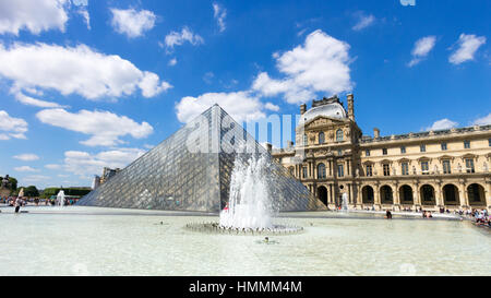 PARIS, FRANCE - 19 juin 2015 : point de vue sur la cour intérieure du musée du Louvre. Le musée est l'un des plus grands musées et les plus populaires tou Banque D'Images