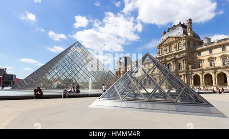 PARIS, FRANCE - 19 juin 2015 : point de vue sur la cour intérieure du musée du Louvre. Le musée est l'un des plus grands musées et les plus populaires tou Banque D'Images