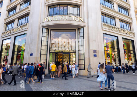 PARIS, FRANCE - 19 juin 2015 : Louis Vuitton des passants sur les Champs Elysées. Banque D'Images