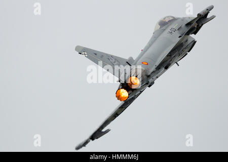 LEEUWARDEN, Pays-Bas - JUN 10, 2016 : Spanish Air Force Eurofighter Typhoon avec post-combustion au cours de la Journée de la Force aérienne royale des Pays-Bas Banque D'Images