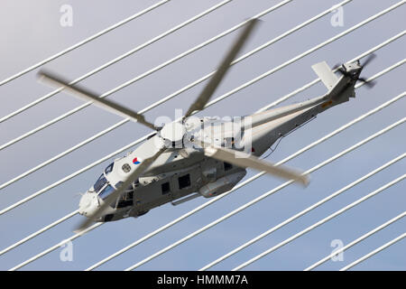 ROTTERDAM, Pays-Bas - SEP 3, 2016 : La Marine royale des Pays-Bas NH90 hélicoptère volant passé le pont Erasmus au cours de la Journées du port de Rotterdam. Banque D'Images