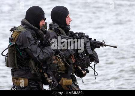 DEN Helder, aux Pays-Bas - 23 juin : Forces Spéciales néerlandais pendant un assaut amphibie démonstration pendant les jours de la marine néerlandaise le 23 juin 2013 dans Den Helde Banque D'Images