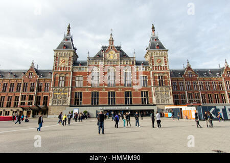 AMSTERDAM - 27 juin 2013 : La gare centrale d'Amsterdam le 23 juin 2013 à Amsterdam. La gare centrale est la gare centrale d'Amsterdam Banque D'Images