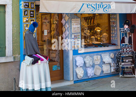 L'estrosa boutique vendant de la dentelle de Burano et autres éléments à Burano, Venise, Italie en janvier Banque D'Images