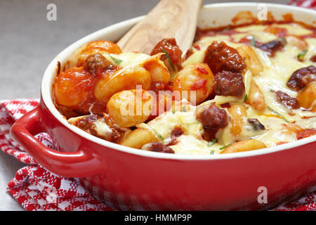 Gnocchi fait maison avec de la saucisse et la sauce Banque D'Images