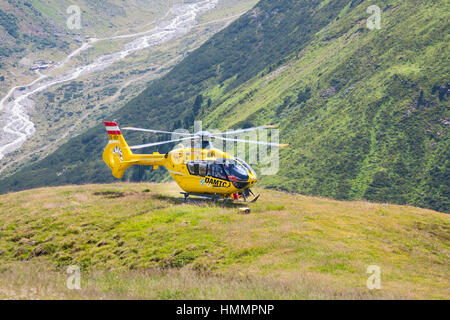 Pitztal - 6 août : hélicoptère de sauvetage d'urgence près du lac dans le Pitztal Riffelsee en Autriche le 6 août 2013 Banque D'Images