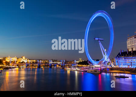 Londres - le 19 août : Thames River avec vue sur la ville de Londres et le London Eye avec la réflexion de nuit le 19 août 2013 Banque D'Images