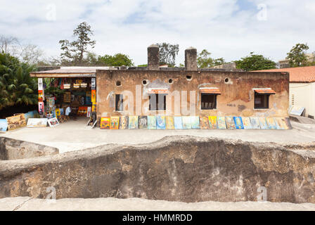 Mombasa, Kenya - 18 février : une petite boutique d'art dans les ruines de l'historique Fort Jesus à Mombasa, Kenya Le 18 février 2013 Banque D'Images