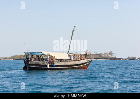 Shimoni, Kenya - 20 février : les touristes sur un bateau entre l'île de Wasini et Shimoni, Kenya le 20 février 2013 Banque D'Images