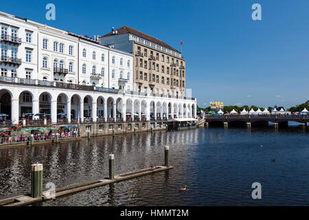 Hambourg, Allemagne - le 6 juillet : l'Alsterarkaden à Hambourg (Allemagne) avec ses magasins et les gens le 6 juillet 2013 Banque D'Images