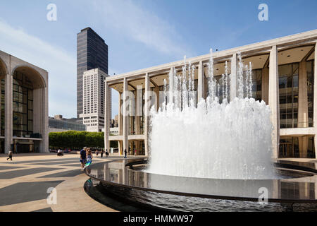 New York City - 22 juin : le Lincoln Center et le Metropolitan Opera House de New York le 22 juin, 2013 Banque D'Images