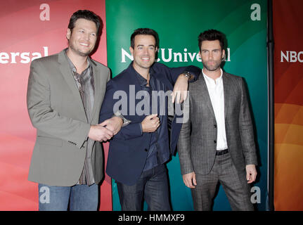 Blake Shelton, gauche, Carson Daly, centre, et Adam Levine arrivent à l'NBCUniversal TCA Press Tour le 6 janvier 2013, à Pasadena, en Californie. Photo par Francis Specker Banque D'Images