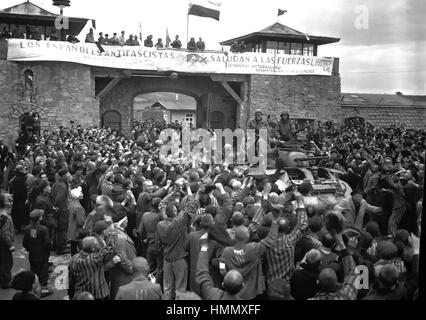 MAUTHAUSEN GUSEN-CAMP DE CONCENTRATION près de Linz, Autriche. Libéré des prisonniers bienvenue chars de la 11e division blindée US le 6 mai 1945. La bannière de bienvenue a été faite par les prisonniers espagnols. Photo : Cpl Donald Ornitz officiel/US Banque D'Images