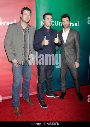 Blake Shelton, gauche, Carson Daly, centre, et Adam Levine arrivent à l'NBCUniversal TCA Press Tour le 6 janvier 2013, à Pasadena, en Californie. Photo par Francis Specker Banque D'Images