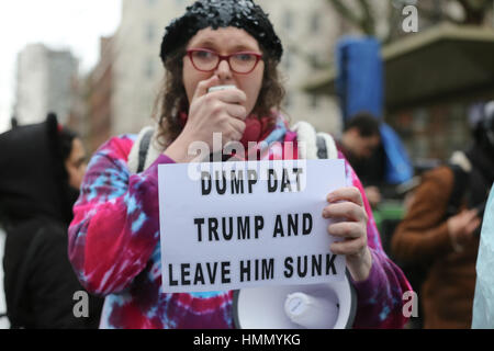 US Embassy, Londres, Royaume-Uni. Feb, 2017 4. Les gens manifester devant l'ambassade des Etats-Unis à Londres contre le président américain, Donald Trump, l'interdiction des personnes de sept pays à majorité musulmane, l'entrée aux États-Unis. Credit : Dinendra Haria/Alamy Live News Banque D'Images