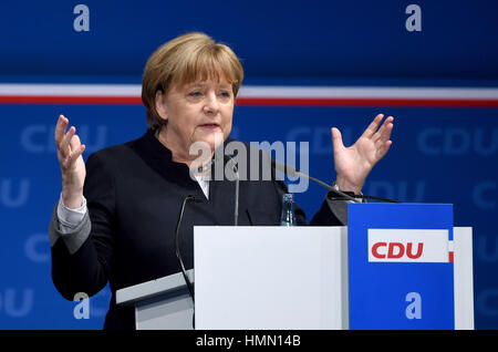 Neumünster, Allemagne. Le 04 février, 2017. La chancelière allemande Angela Merkel (CDU) donne un discours lors de la convention régionale CDU à Neumuenster, Allemagne, 04 février 2017. La sélection du chef de l'État partie comme candidat à la prochaine élection fédérale, ainsi que d'autres questions ont été discutées lors de la convention. Photo : Carsten Rehder/dpa/Alamy Live News Banque D'Images