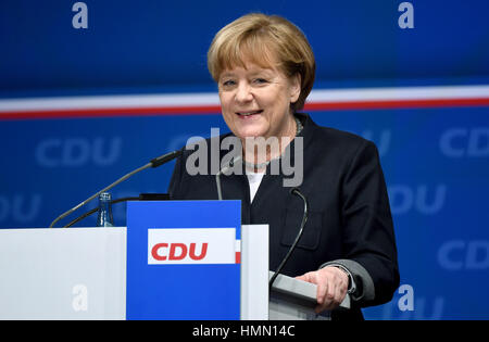 Neumünster, Allemagne. Le 04 février, 2017. La chancelière allemande Angela Merkel (CDU) donne un discours lors de la convention régionale CDU à Neumuenster, Allemagne, 04 février 2017. La sélection du chef de l'État partie comme candidat à la prochaine élection fédérale, ainsi que d'autres questions ont été discutées lors de la convention. Photo : Carsten Rehder/dpa/Alamy Live News Banque D'Images