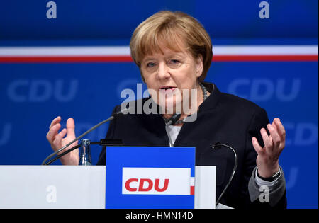 Neumünster, Allemagne. Le 04 février, 2017. La chancelière allemande Angela Merkel (CDU) donne un discours lors de la convention régionale CDU à Neumuenster, Allemagne, 04 février 2017. La sélection du chef de l'État partie comme candidat à la prochaine élection fédérale, ainsi que d'autres questions ont été discutées lors de la convention. Photo : Carsten Rehder/dpa/Alamy Live News Banque D'Images