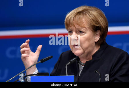 Neumünster, Allemagne. Le 04 février, 2017. La chancelière allemande Angela Merkel (CDU) donne un discours lors de la convention régionale CDU à Neumuenster, Allemagne, 04 février 2017. La sélection du chef de l'État partie comme candidat à la prochaine élection fédérale, ainsi que d'autres questions ont été discutées lors de la convention. Photo : Carsten Rehder/dpa/Alamy Live News Banque D'Images