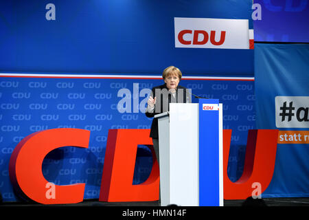 Neumünster, Allemagne. Le 04 février, 2017. La chancelière allemande Angela Merkel (CDU) donne un discours lors de la convention régionale CDU à Neumuenster, Allemagne, 04 février 2017. La sélection du chef de l'État partie comme candidat à la prochaine élection fédérale, ainsi que d'autres questions ont été discutées lors de la convention. Photo : Carsten Rehder/dpa/Alamy Live News Banque D'Images